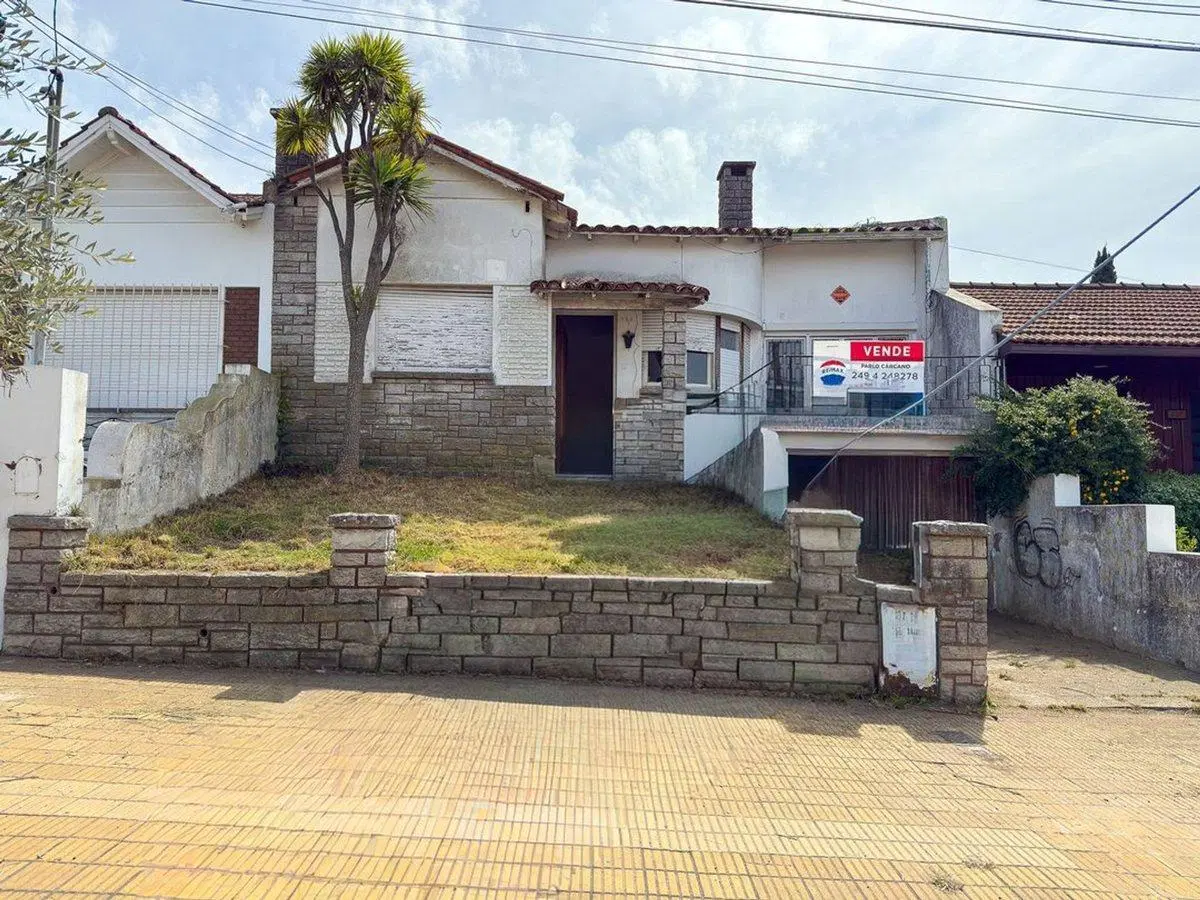 EN VENTA AMPLIA CASA A RECICLAR ZONA CALVARIO 2