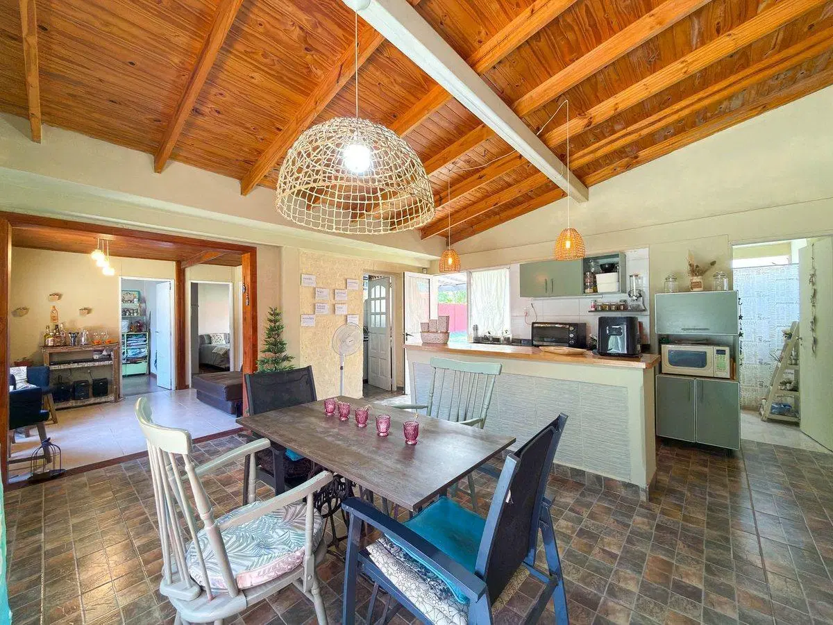 CASA EN VENTA CON PILETA EN AZUL, BUENOS AIRES 4