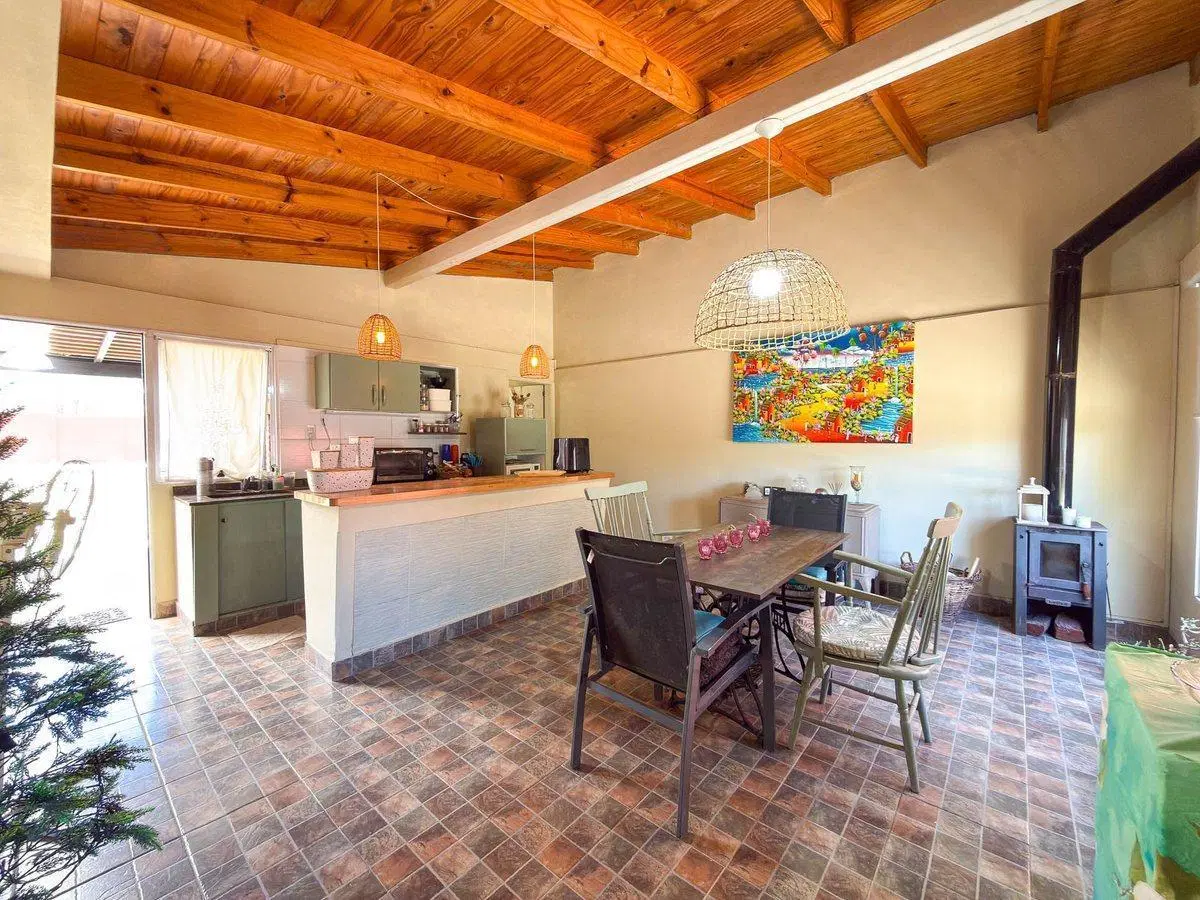 CASA EN VENTA CON PILETA EN AZUL, BUENOS AIRES 2