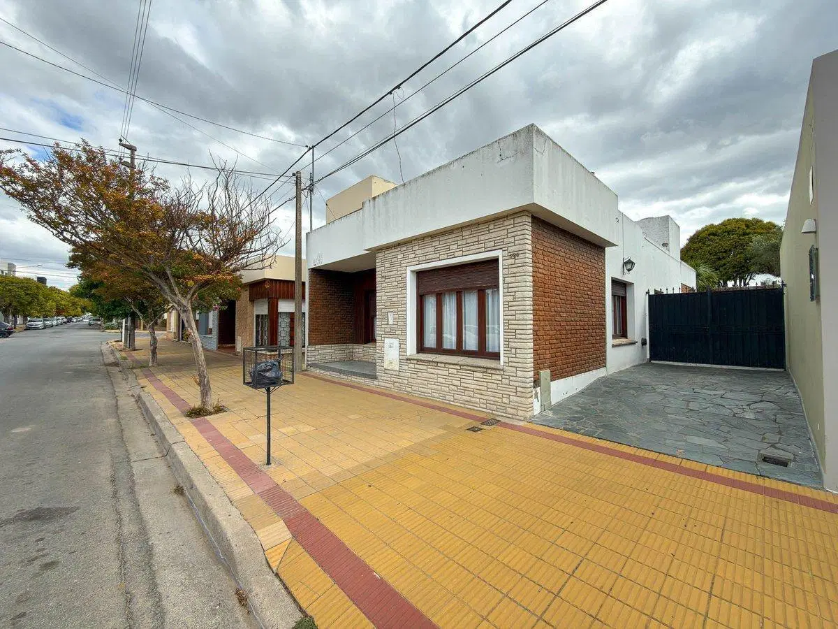 Casa 3 dormitorios con quincho semicentro 2