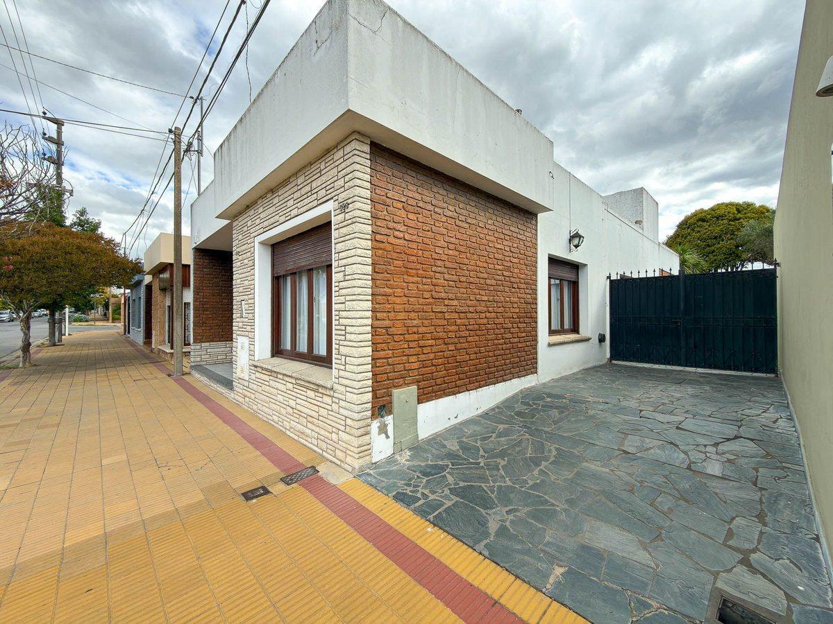 Casa 3 dormitorios con quincho semicentro