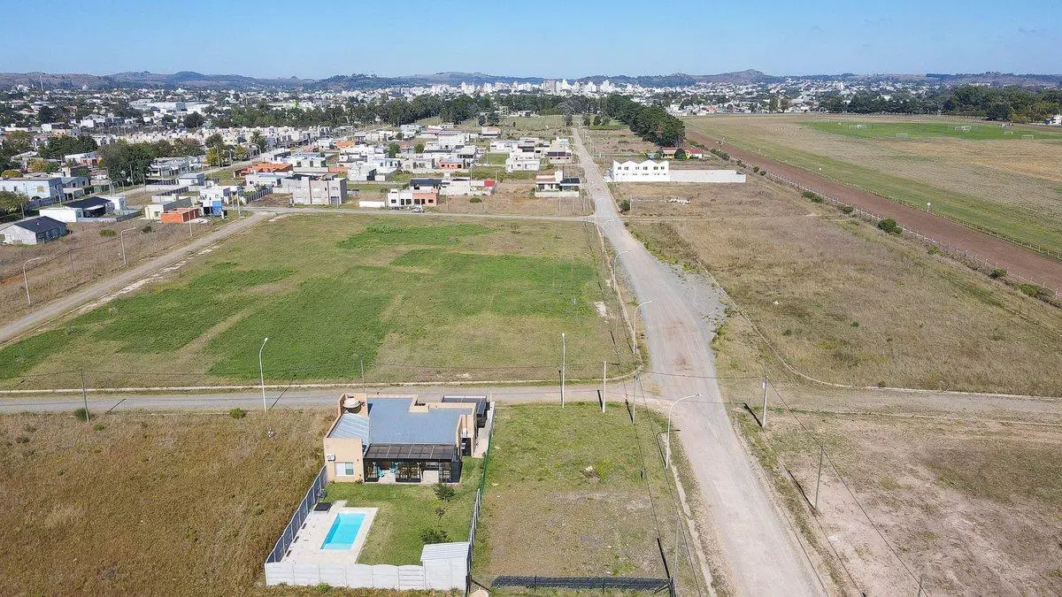 LOTE EN VENTA ZONA HIPODROMO TODOS LOS SERVICIOS 4