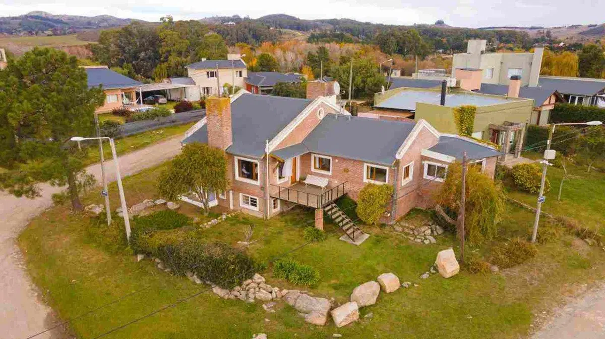 VENTA CASA 2 DORM. C/PILETA- TANDIL 2