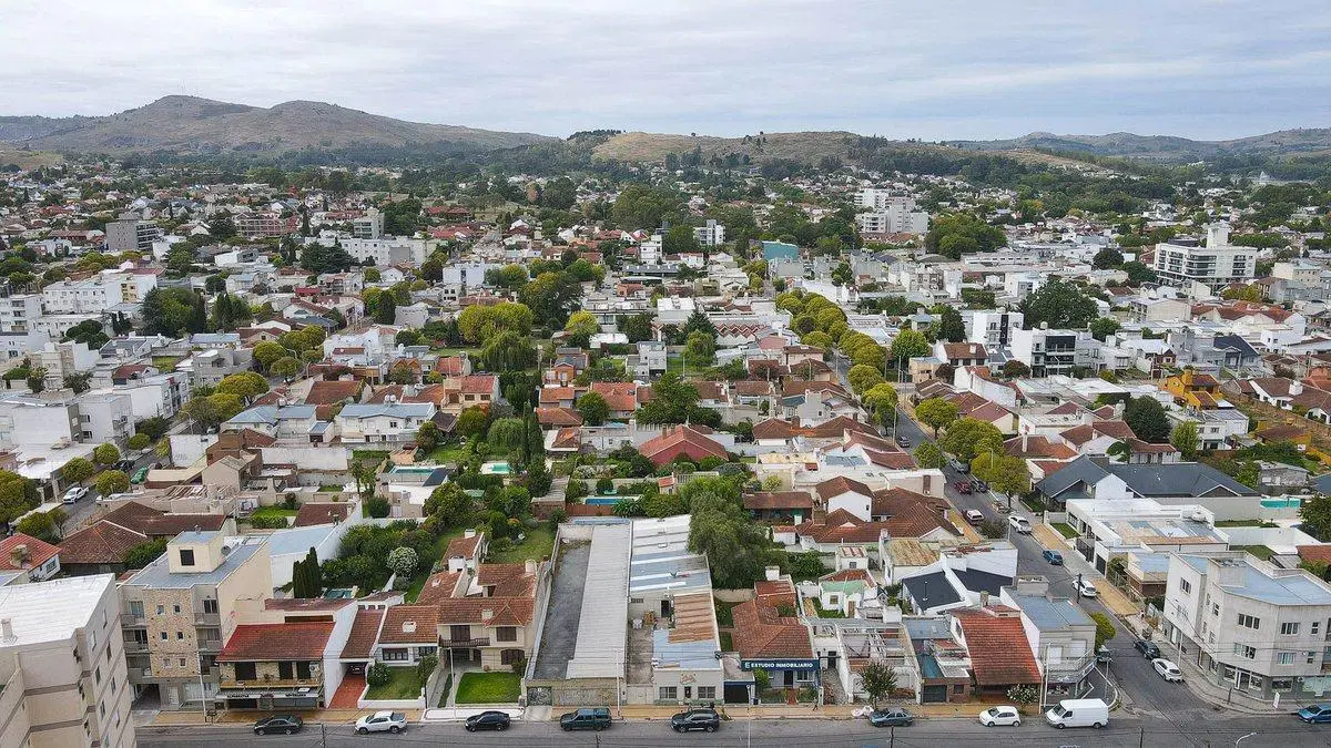 LOCAL CON OFICINAS Y 2 GALPONES SEMICENTRO TANDIL 2