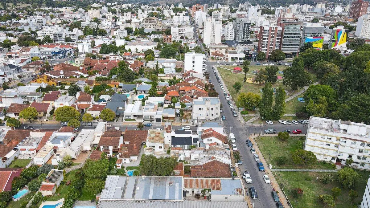 LOCAL CON OFICINAS Y 2 GALPONES SEMICENTRO TANDIL 4