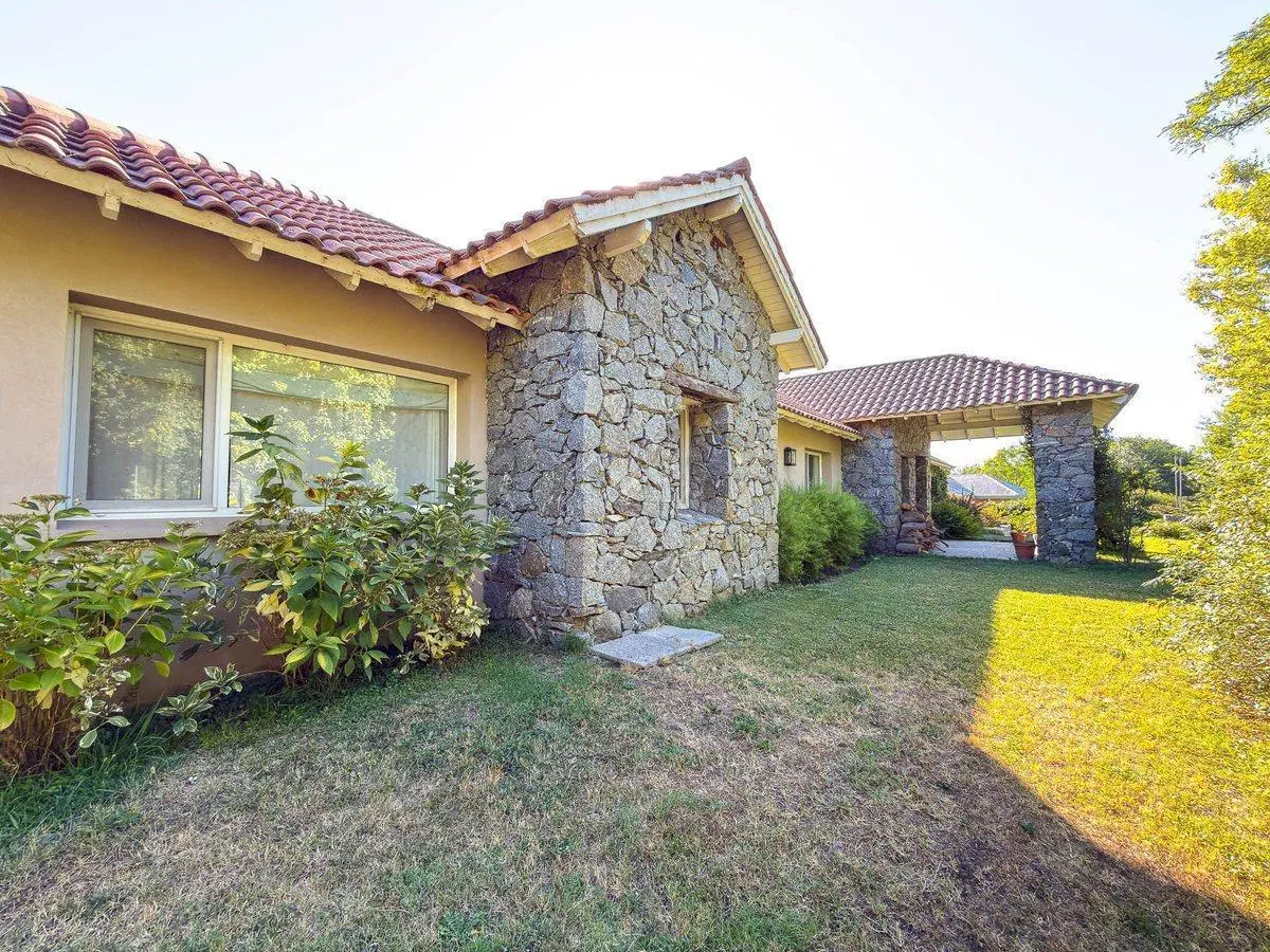 EXCELENTE CASA EN VENTA CON PILETA BARRIO GOLF 2