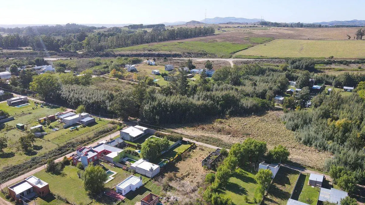 LOTE DE 10 x 43m en CERRO LEONES con servicios 2