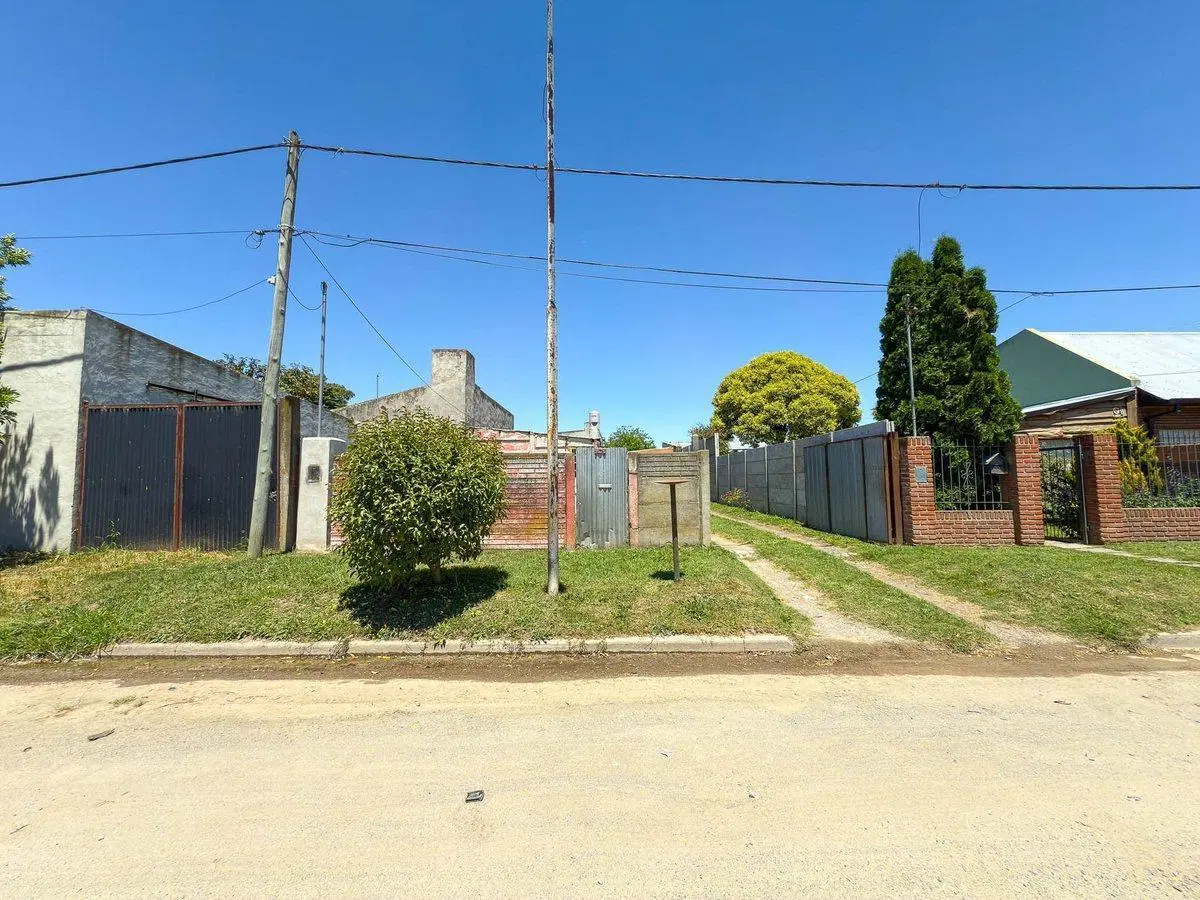 EN VENTA CASA 1 DORM. C/GALPON EN ZONA HIPODROMO 2