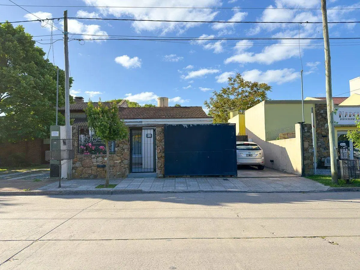 EN VENTA CASA EN AMPLIO LOTE - ZONA CERRITO TANDIL 2