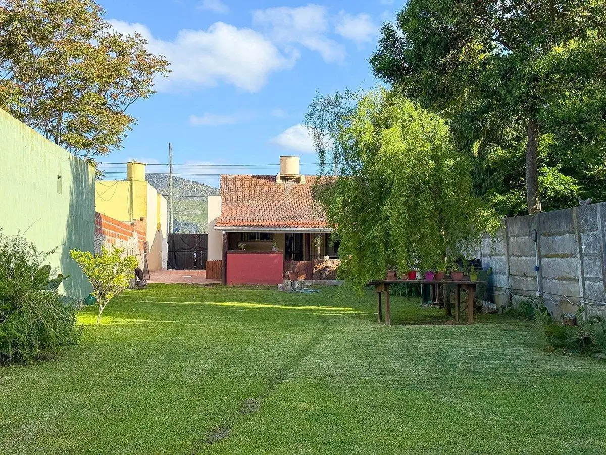 EN VENTA CASA EN AMPLIO LOTE - ZONA CERRITO TANDIL 3