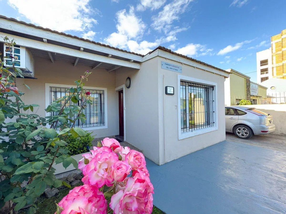 EN VENTA CASA EN AMPLIO LOTE - ZONA CERRITO TANDIL 4
