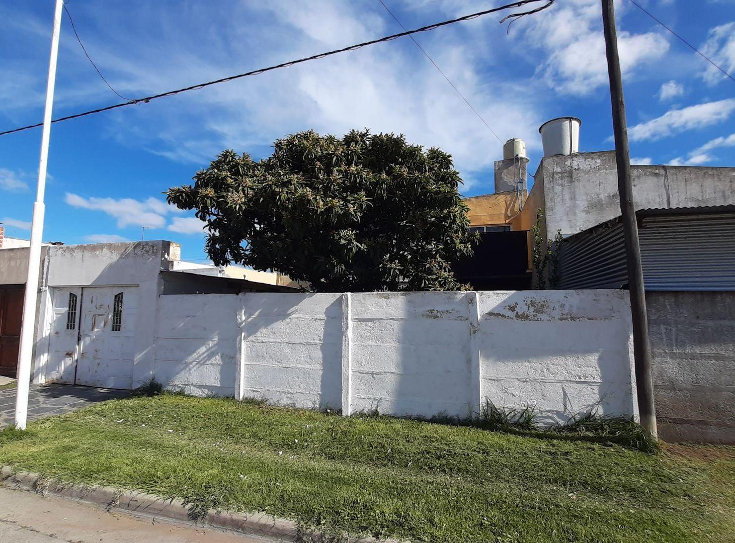 VENTA CASA 3 DORM. C/DEPTO - AV. BALBIN, TANDI
