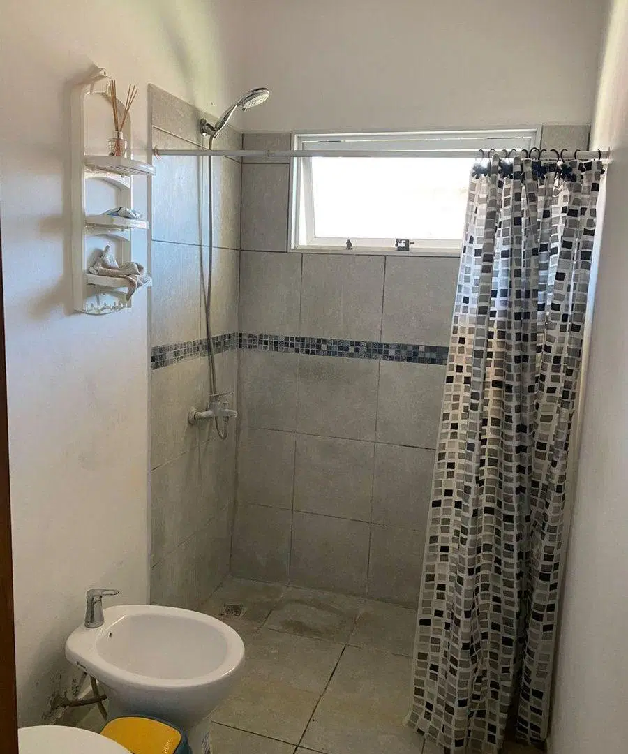 CASA EN VENTA DOS DORMITORIOS  RAUCH 4