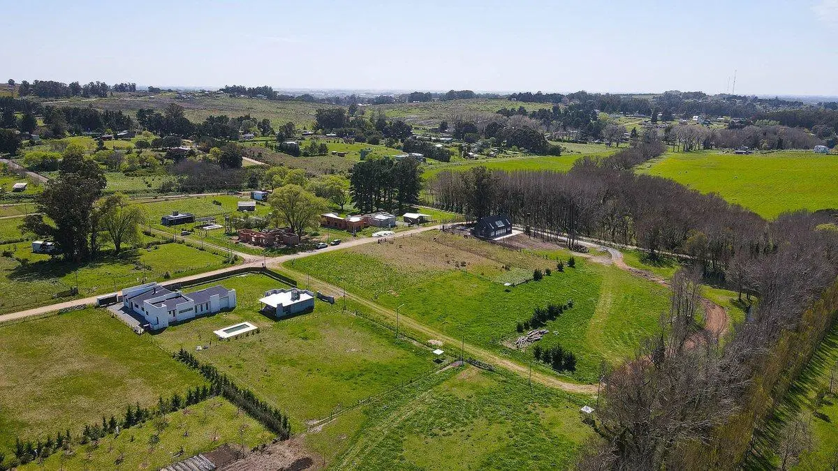 EN VENTA AMPLIO LOTE RESIDENCIAL  TANDIL 4