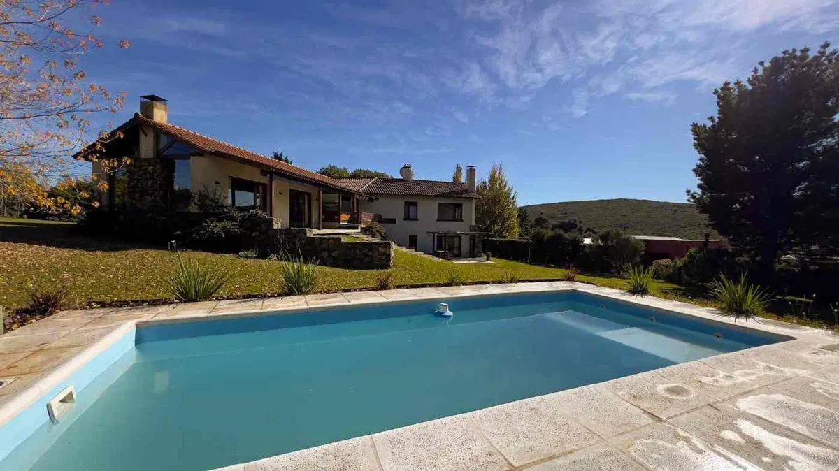VENTA CASA DE CATEGORÍA – ZONA DON BOSCO, TANDIL 3