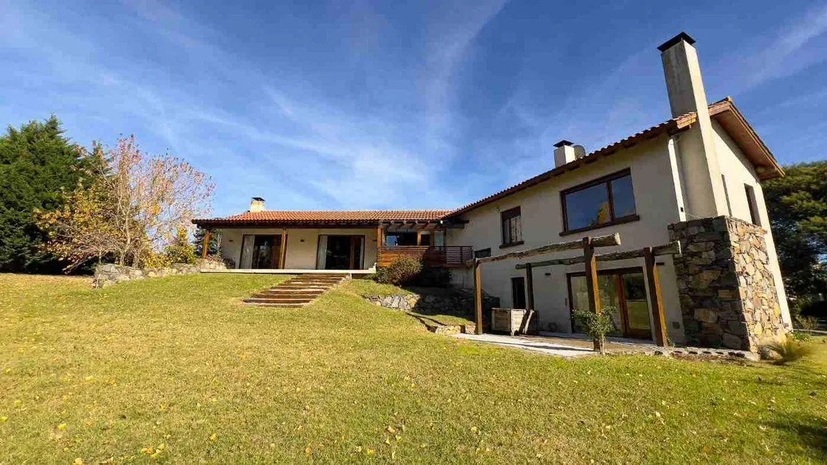 VENTA CASA DE CATEGORÍA – ZONA DON BOSCO, TANDIL 4