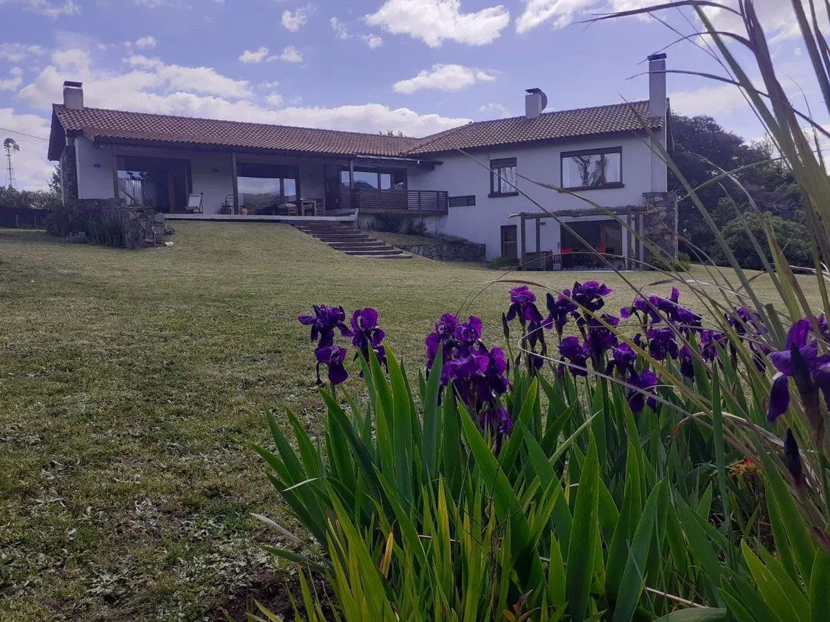 VENTA CASA DE CATEGORÍA – ZONA DON BOSCO, TANDIL 2