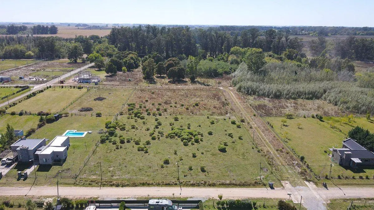 EN VENTA AMPLIO LOTE ZONA BARRIO GRADUADOS 2