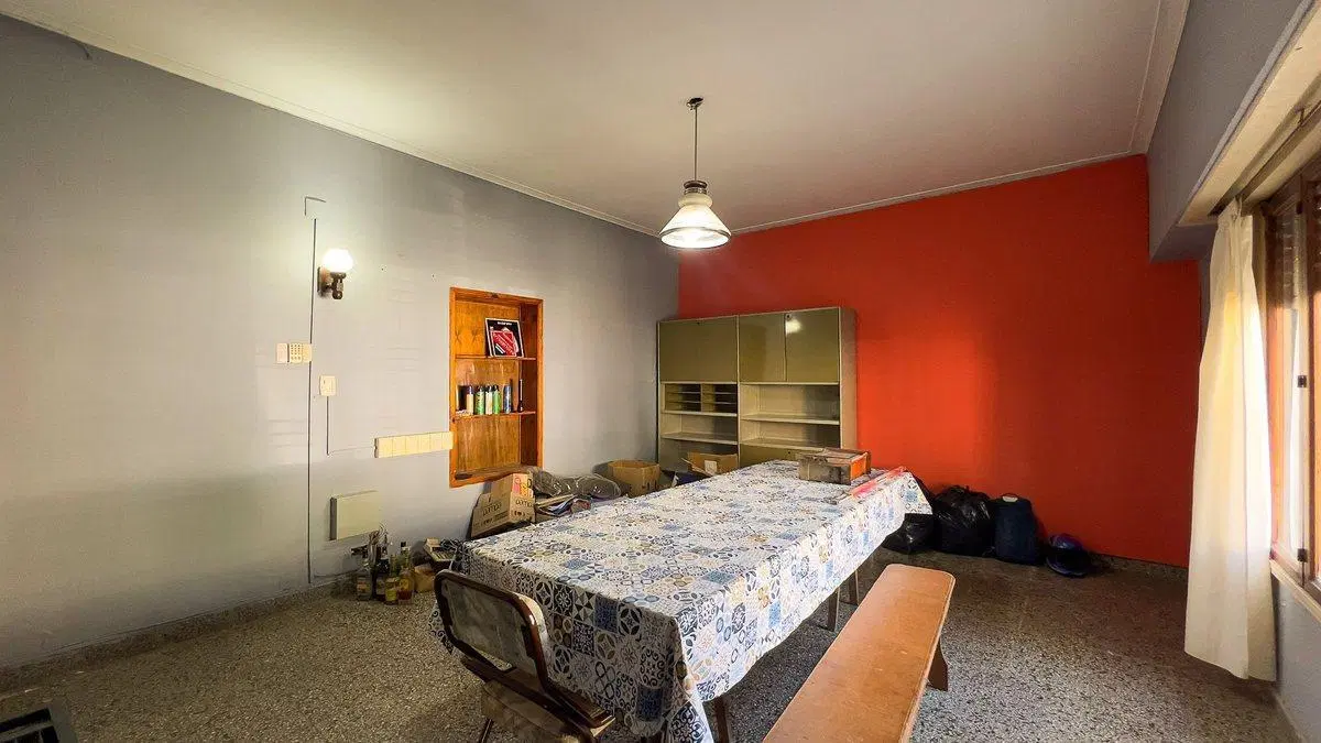 EN VENTA CASA A RECICLAR SEMICENTRO TANDIL 4