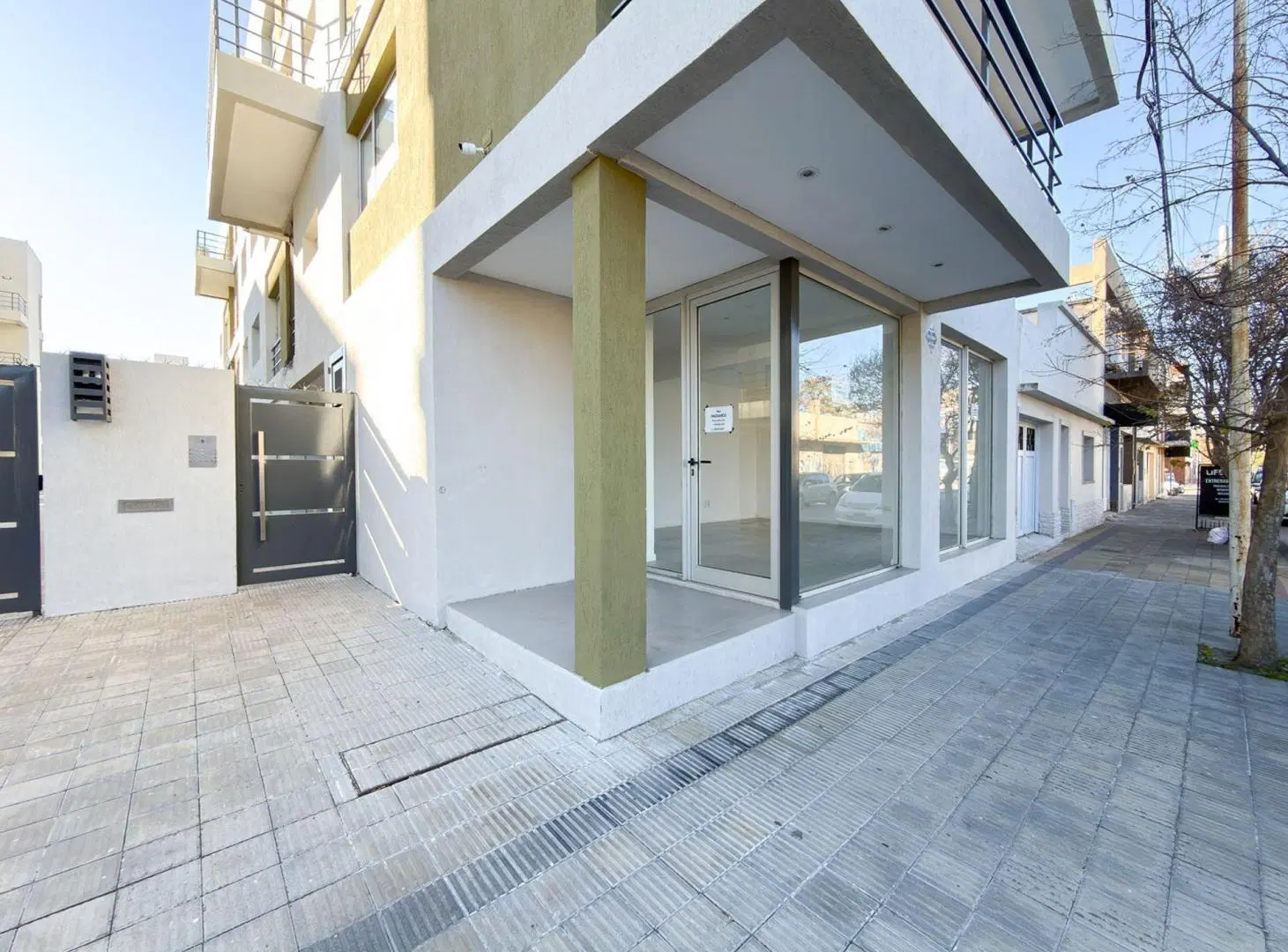 LOCAL EN VENTA TANDIL AL FRENTE SEMI CENTRO 4