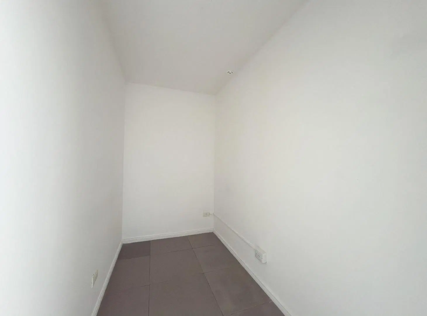 LOCAL EN VENTA TANDIL AL FRENTE SEMI CENTRO 2