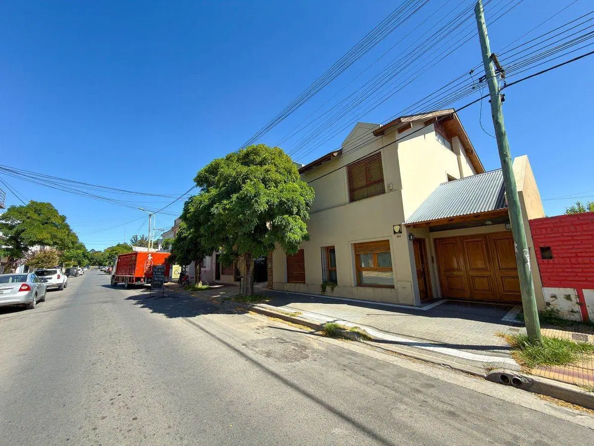 VENTA CASA 4 DORMITORIOS EN TANDIL CON JARDIN 5