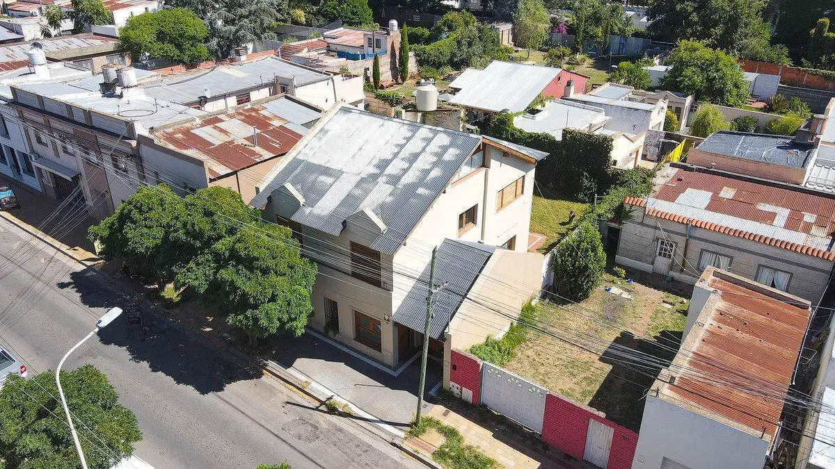 VENTA CASA 4 DORMITORIOS EN TANDIL CON JARDIN 2