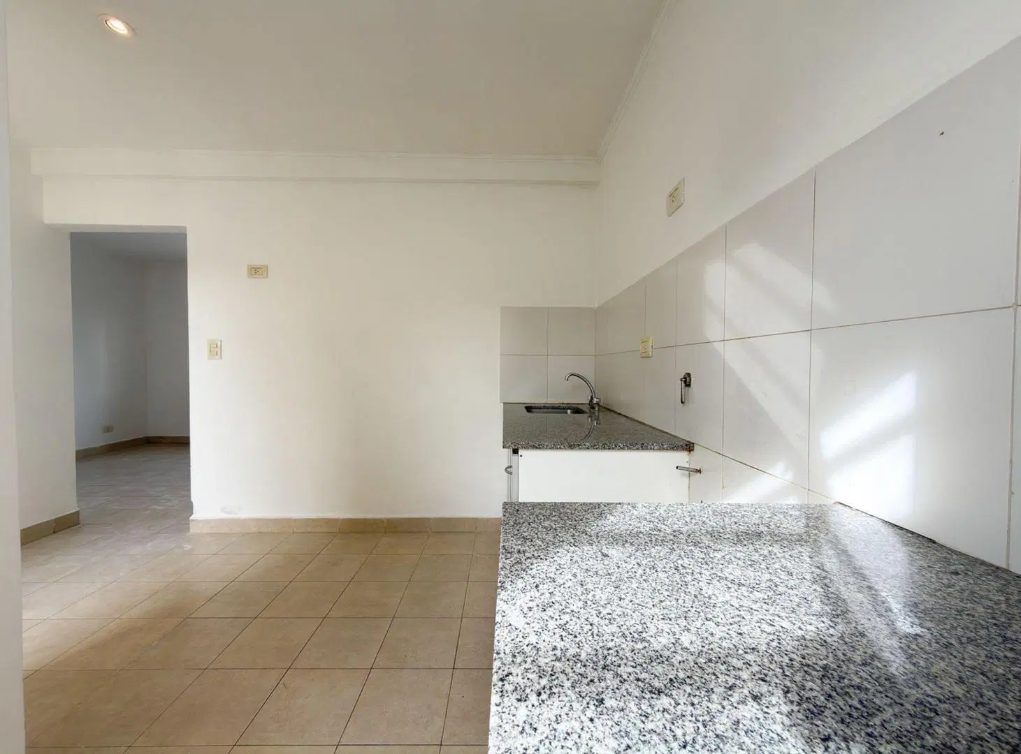 DEPARTAMENTO PLANTA BAJA Y ESTACIONAMIENTO TANDIL 2