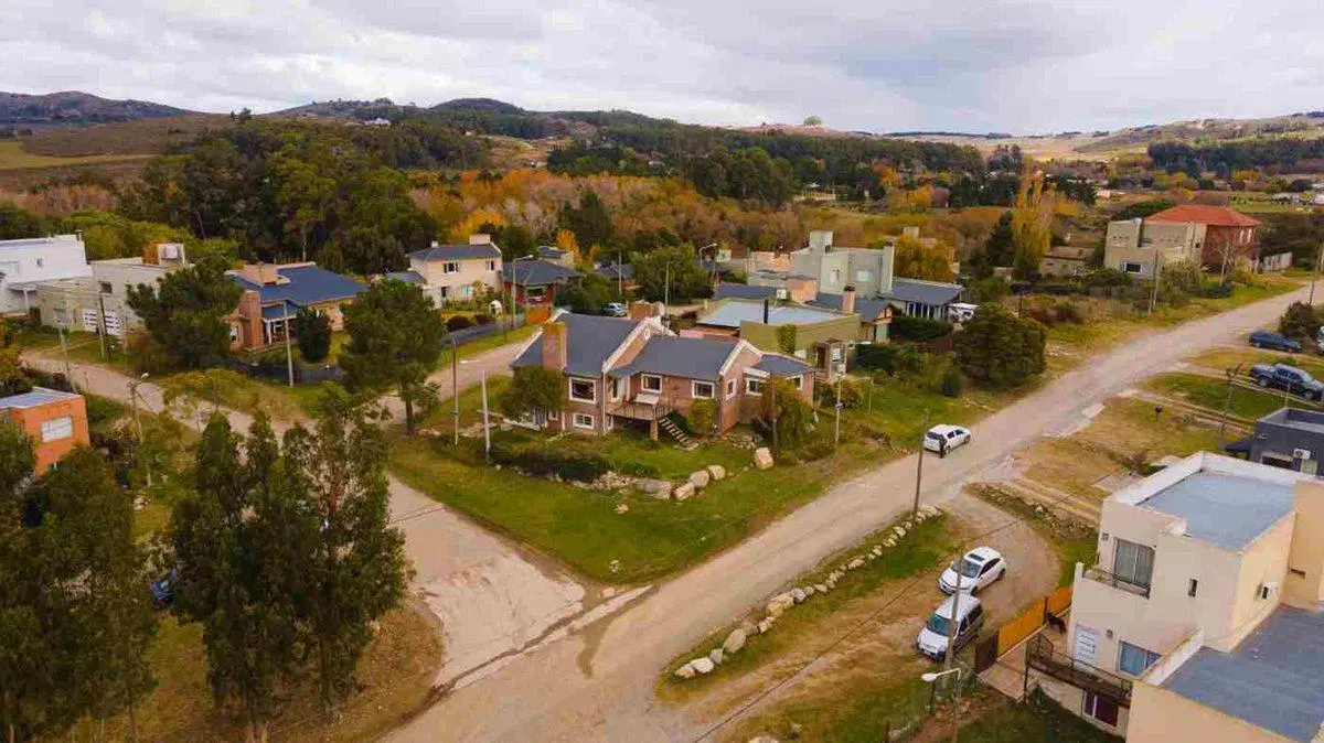 VENTA CASA 2 DORM. C/PILETA- TANDIL 5