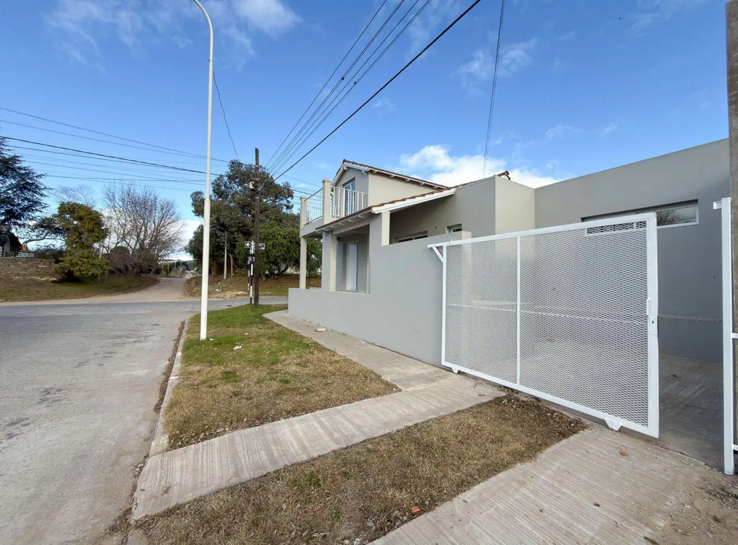 VENTA CASA RECICLADA DE 3 DORM TANDIL 4