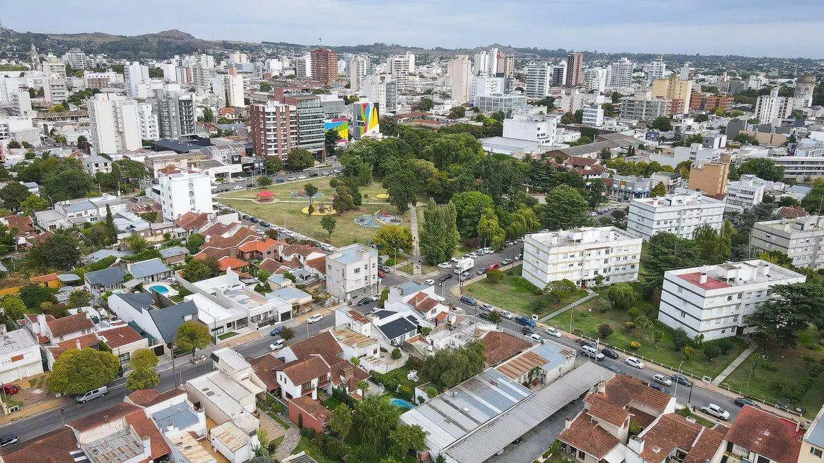 LOCAL CON OFICINAS Y 2 GALPONES SEMICENTRO TANDIL 5