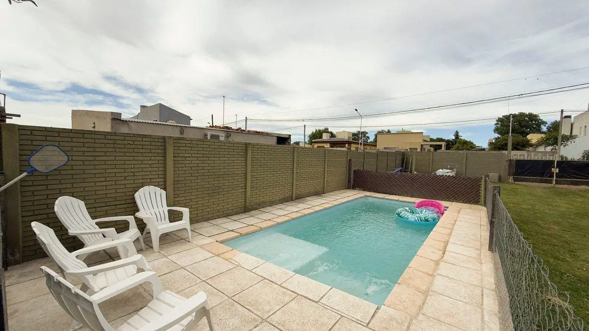 CASA CON PARQUE Y PILETA A LA VENTA TANDIL 3