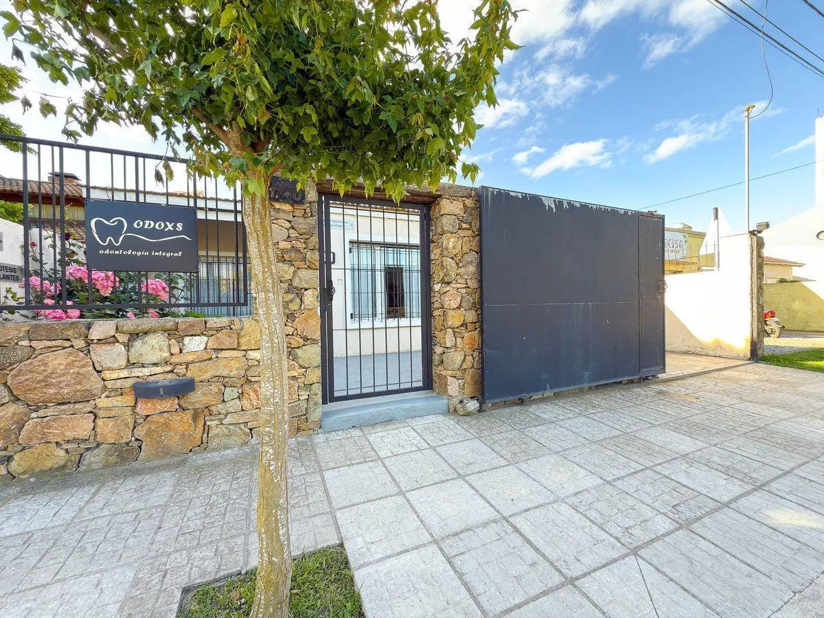 EN VENTA CASA EN AMPLIO LOTE - ZONA CERRITO TANDIL 4