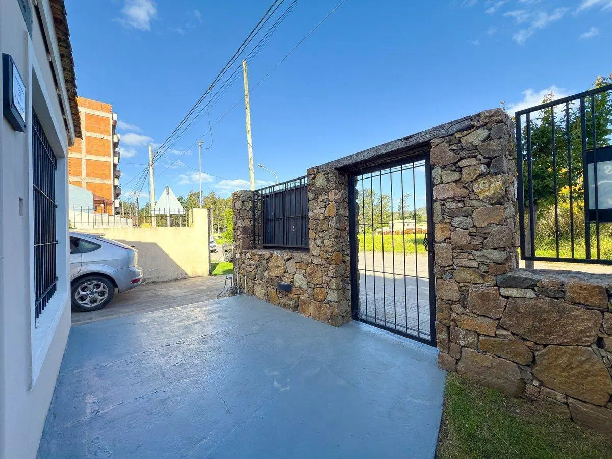 EN VENTA CASA EN AMPLIO LOTE - ZONA CERRITO TANDIL 8