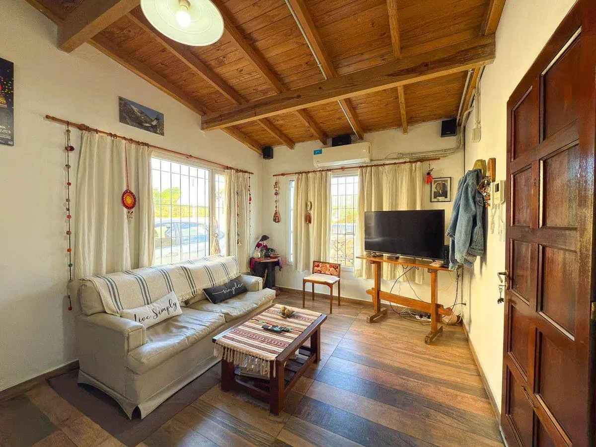 EN VENTA CASA EN AMPLIO LOTE - ZONA CERRITO TANDIL 2