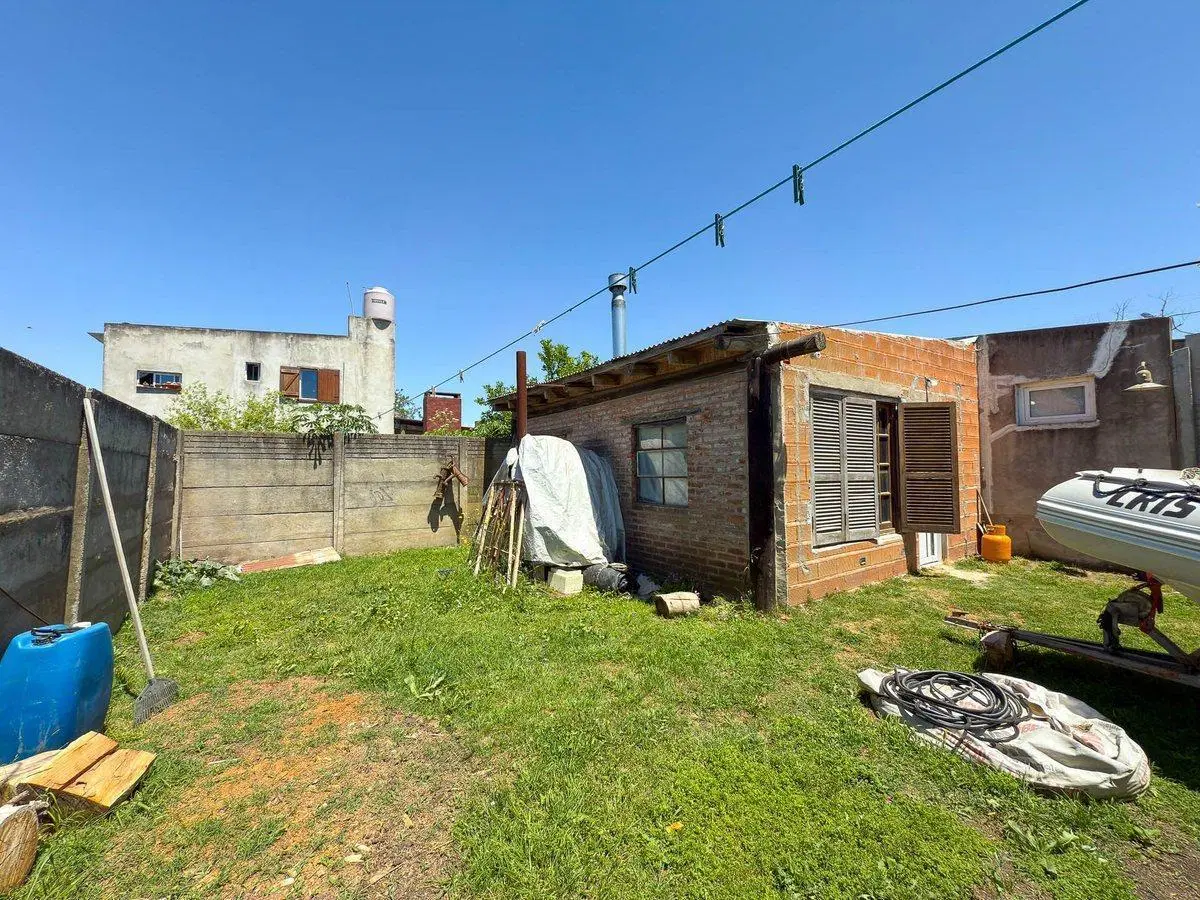 EN VENTA CASA 1 DORM. C/GALPON EN ZONA HIPODROMO 8