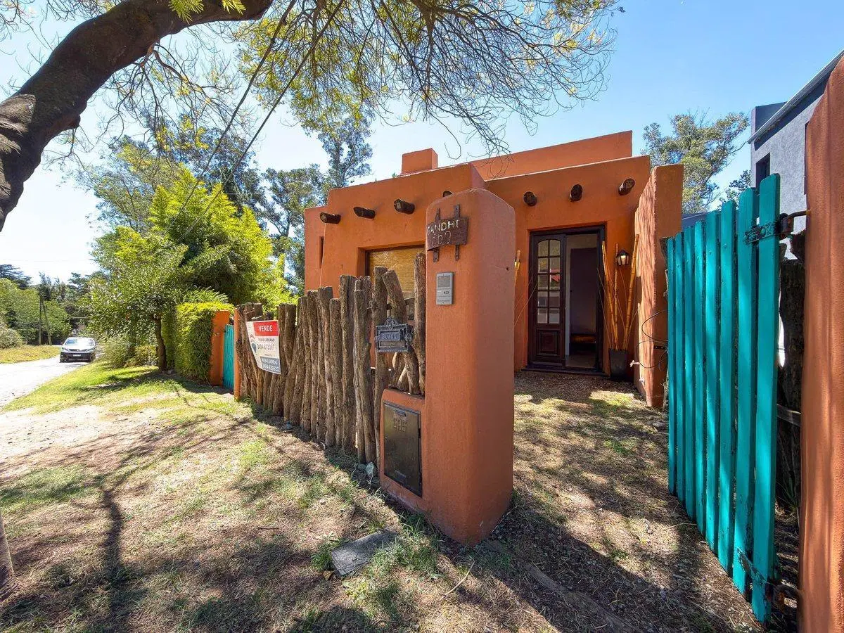 CASA TRES DORMITORIOS ZONA UNCAS 2