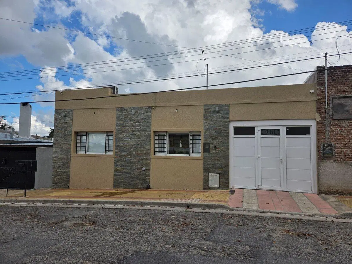 VENTA IMPERDIBLE CASA DE 2 DORM. EN VILLA ITALIA 3