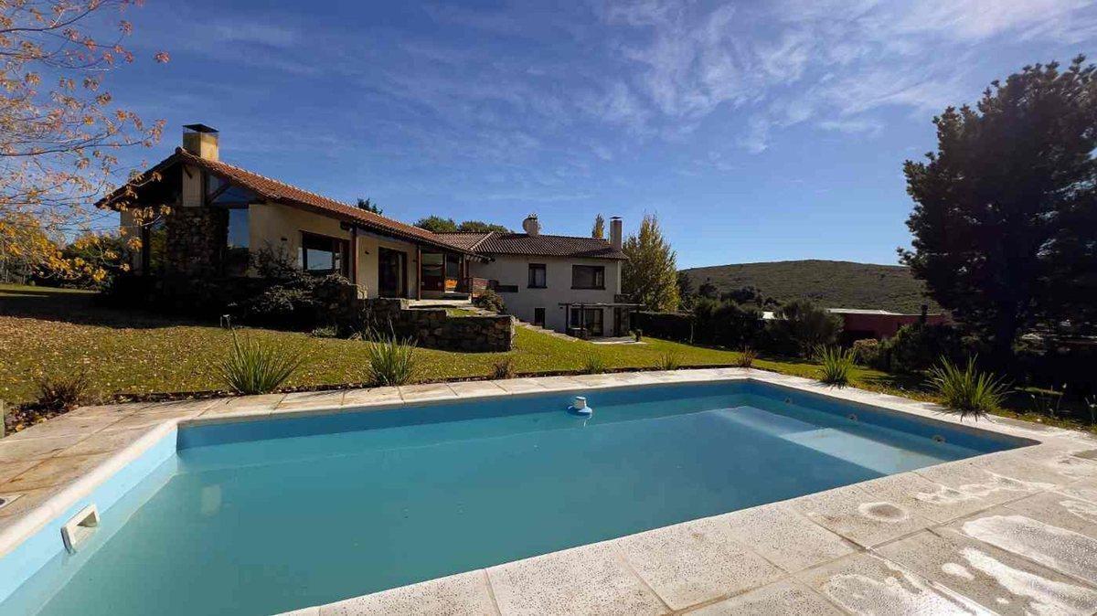 Foto de VENTA CASA DE CATEGORÍA – ZONA DON BOSCO, TANDIL, imagen 2