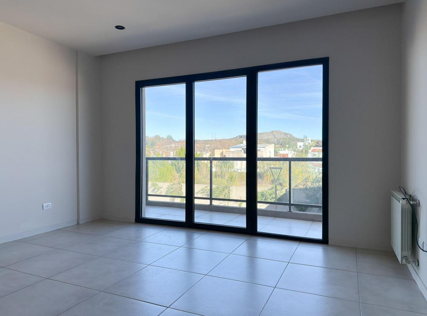 Foto de DEPARTAMENTO 2 DORMITORIOS VENTA TANDIL SUM, imagen 2