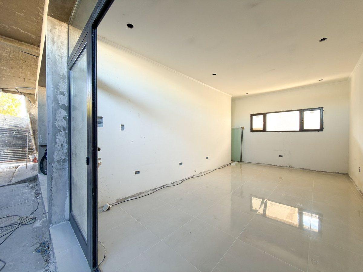 Foto de VENTA LOCAL COMERCIAL A ESTRENAR EN TANDIL, imagen 3