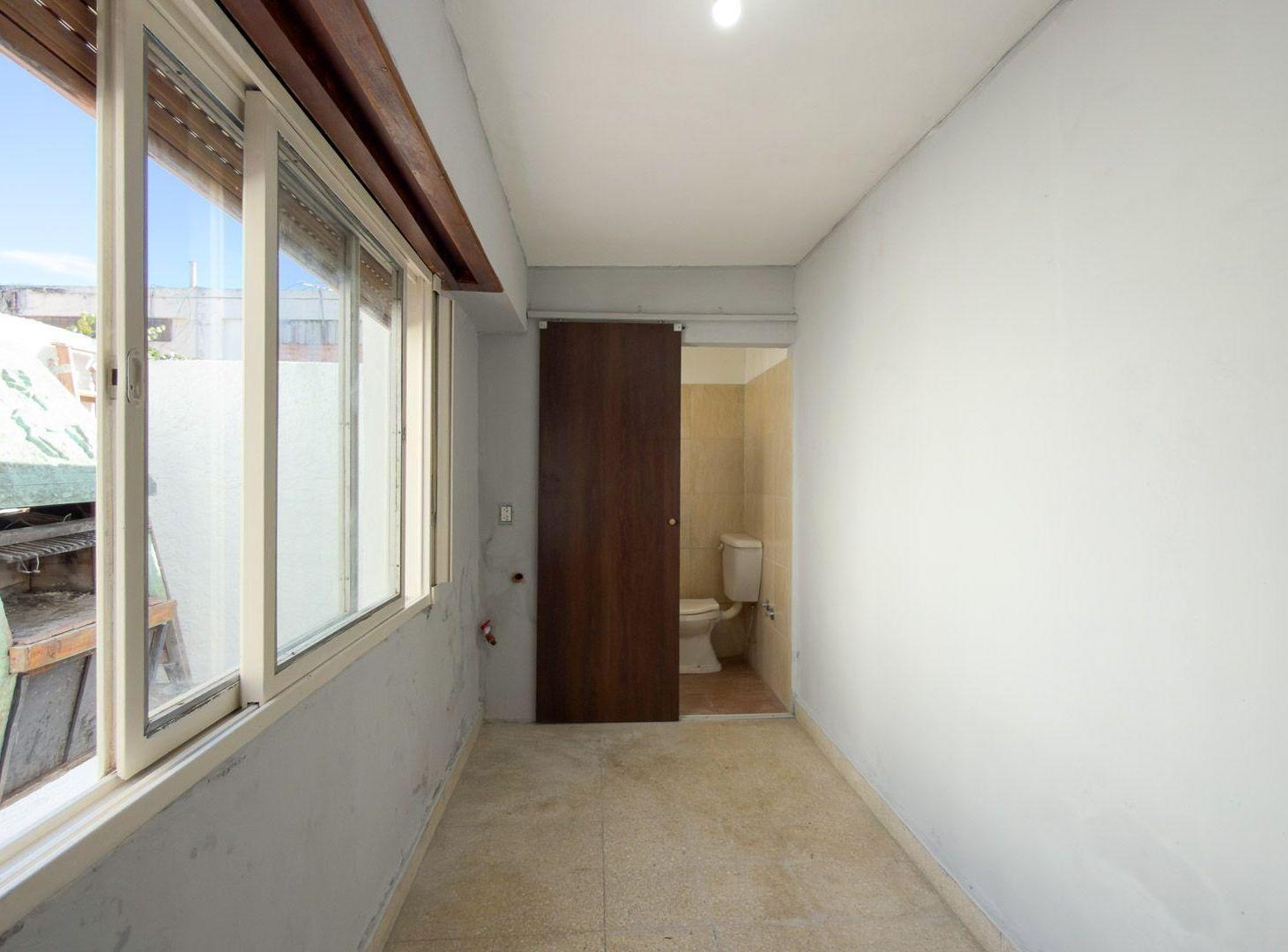 Foto de VENTA DEPARTAMENTO TIPO DUPLEX 3 DORM PATIO TANDIL, imagen 4