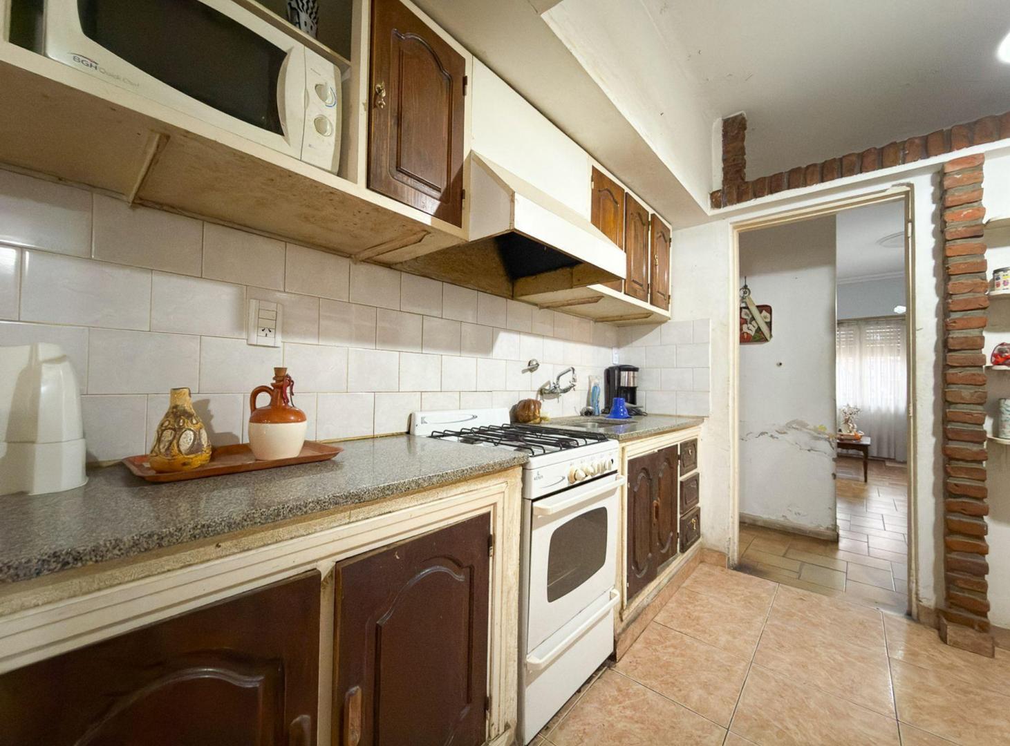 Foto de CASA Y TRES DEPARTAMENTOS SEMICENTRO. TANDIL, imagen 4
