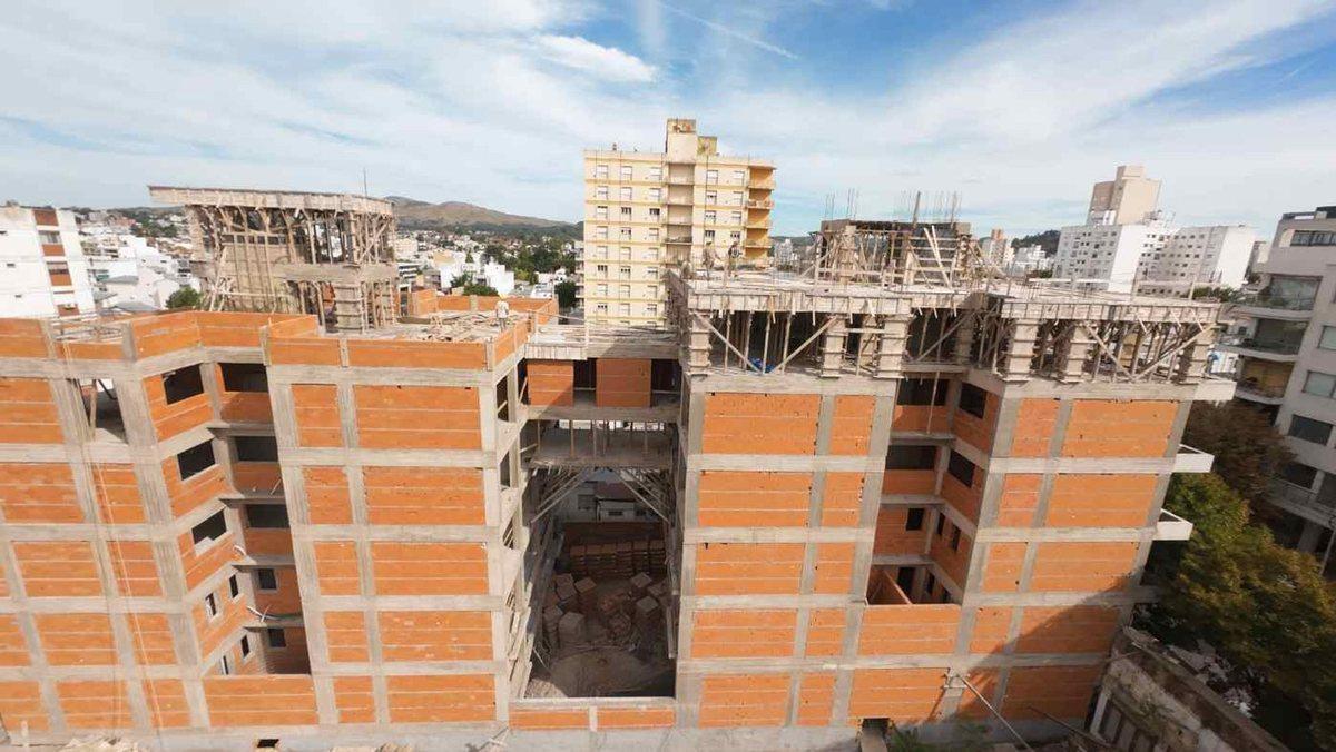 Foto de DEPARTAMENTO 1 DORMITORIO VENTA TANDIL SUM PILETA, imagen 4