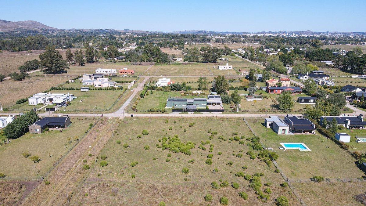 Foto de EN VENTA AMPLIO LOTE ZONA BARRIO GRADUADOS, imagen 3