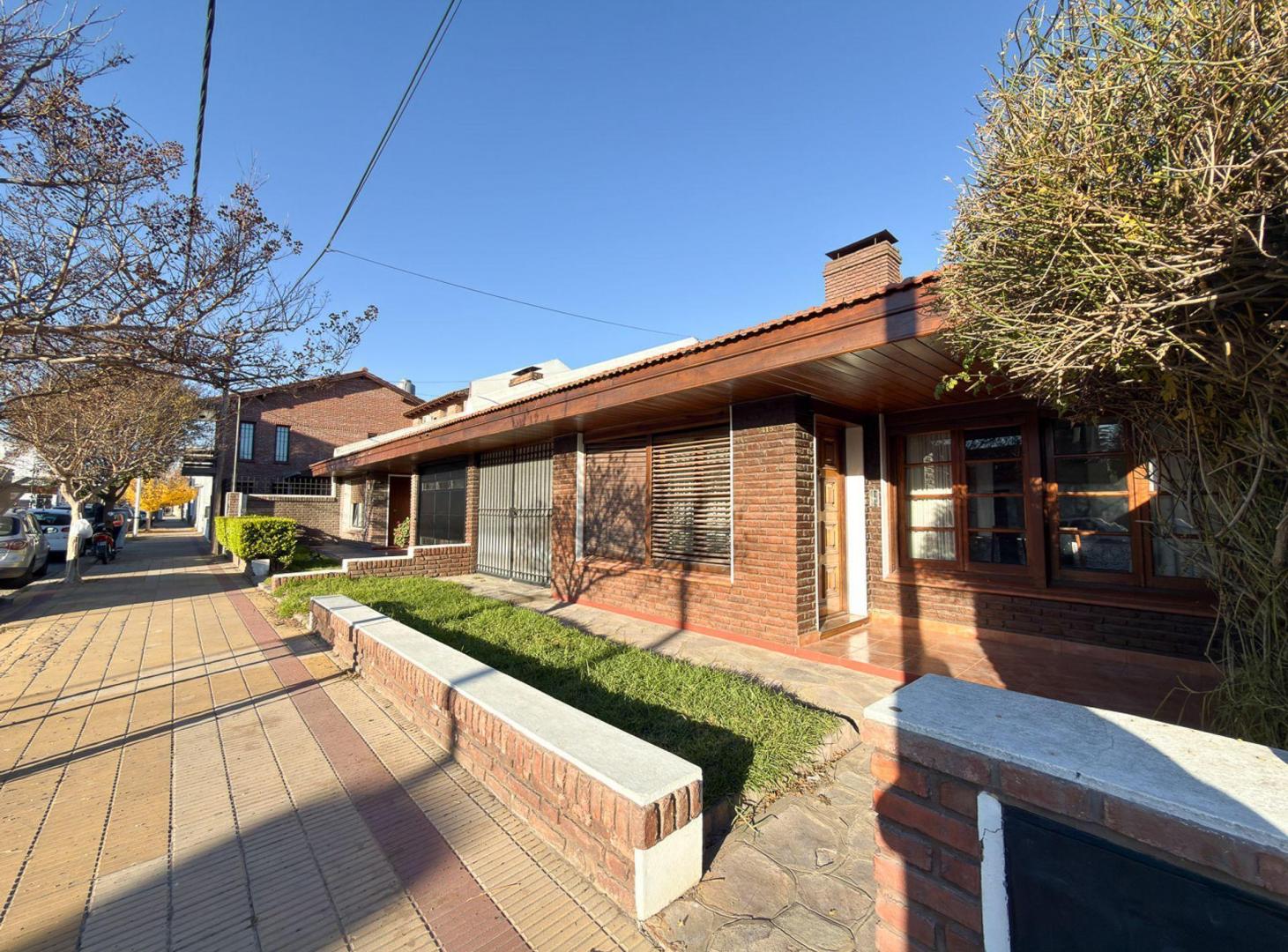 Foto de Casa Semicentrica, 5 dormitorios, Quincho y Pileta, imagen 4