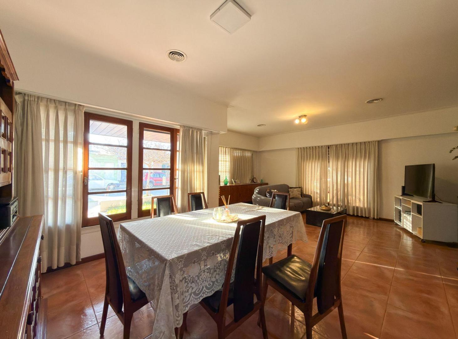 Foto de Casa Semicentrica, 5 dormitorios, Quincho y Pileta, imagen 2