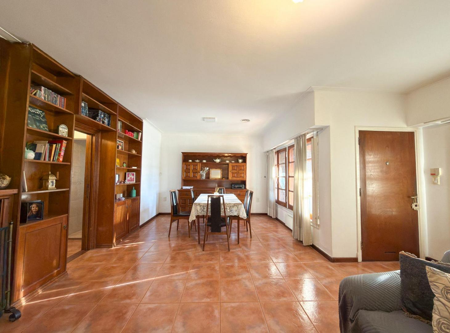Foto de Casa Semicentrica, 5 dormitorios, Quincho y Pileta, imagen 3