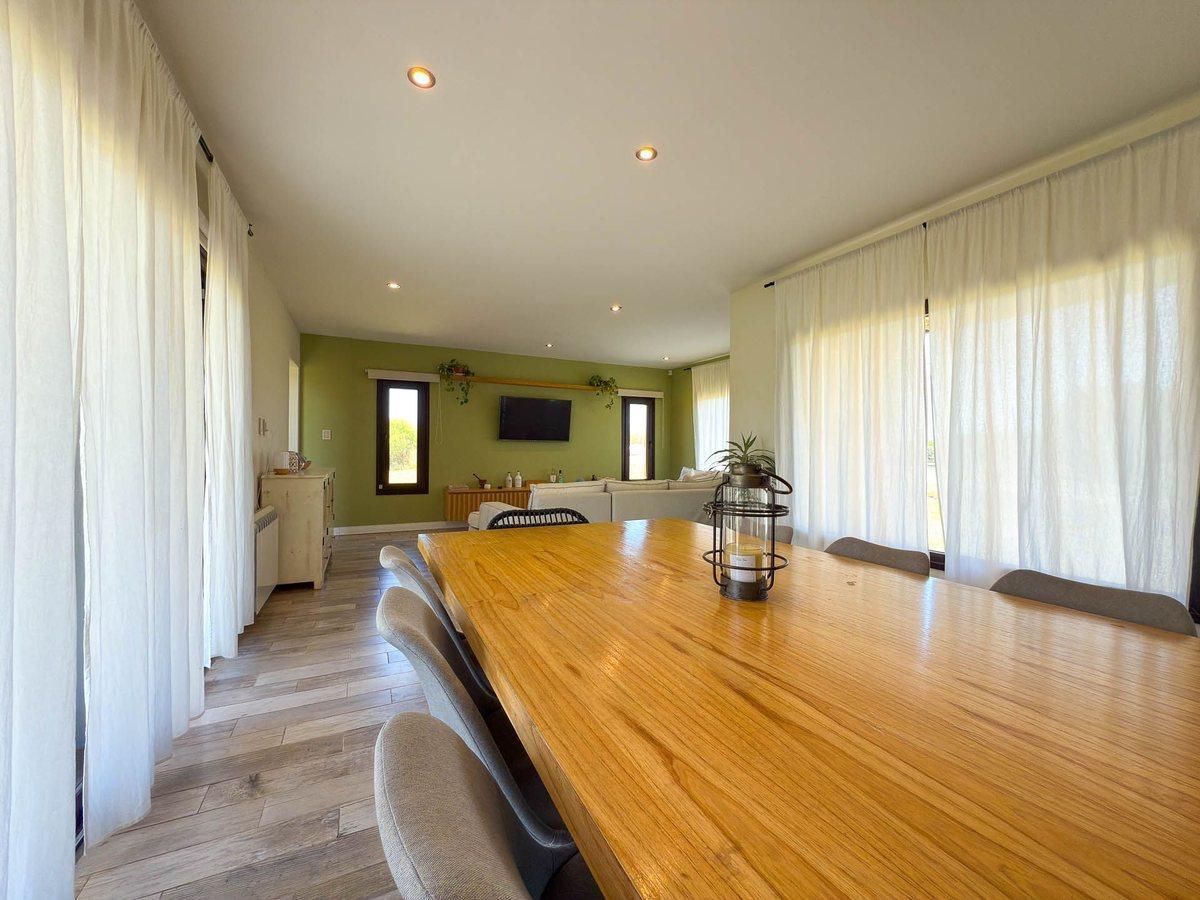 Foto de MODERNA CASA EN VALLE SERENO. PILETA Y QUINCHO, imagen 3