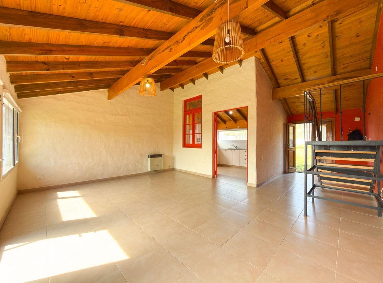 Foto de VENTA CASA TANDIL - JARDIN y QUINCHO, imagen 2